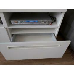 Leuke tv kast. Heeft 2 vakken en 2 lades.