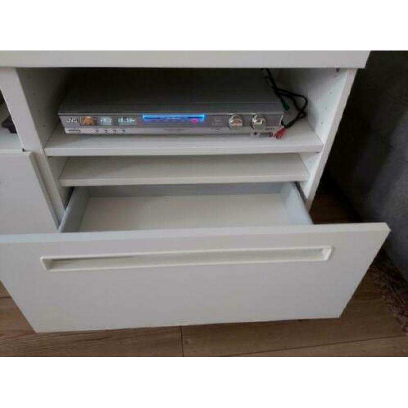 Leuke tv kast. Heeft 2 vakken en 2 lades.