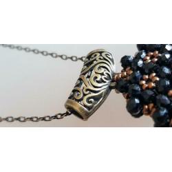 Ketting met zwarte en rose kleurige kralen