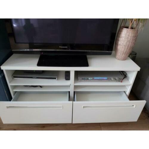Leuke tv kast. Heeft 2 vakken en 2 lades.