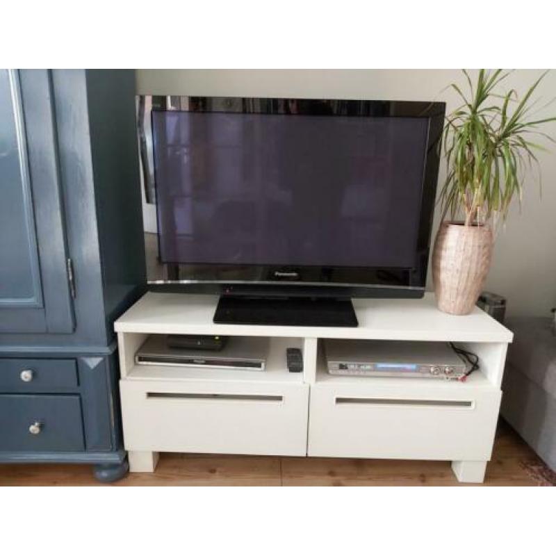 Leuke tv kast. Heeft 2 vakken en 2 lades.