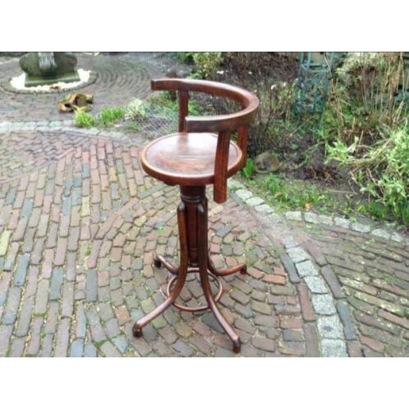---- Met een Knipoog naar THONET ----