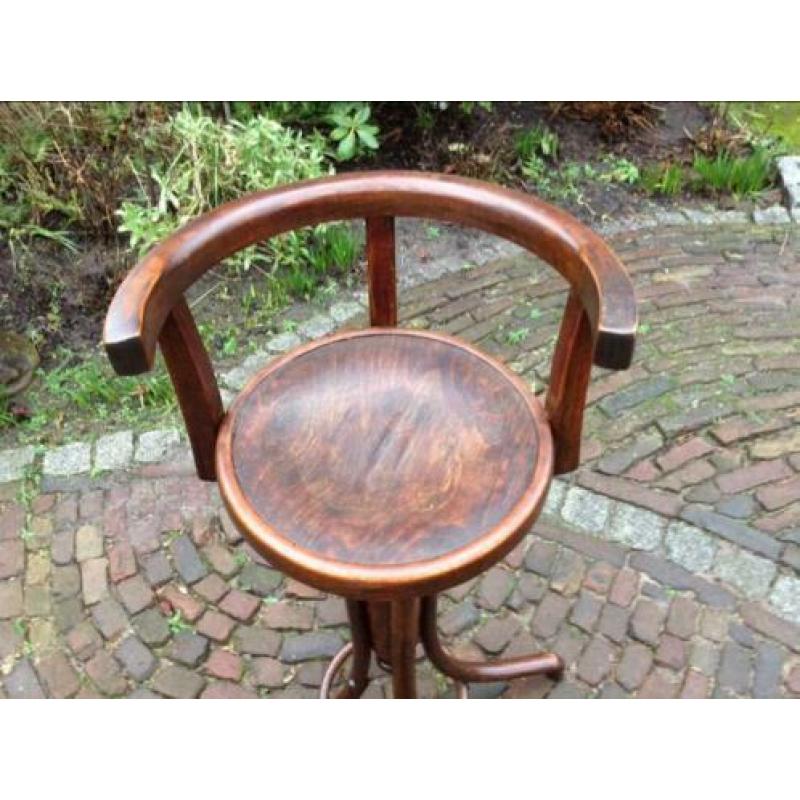 ---- Met een Knipoog naar THONET ----