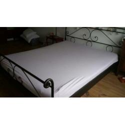 Tweepersoons bed, gietijzeren bed