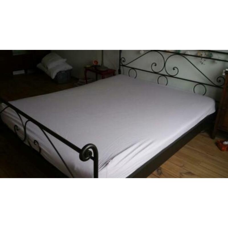 Tweepersoons bed, gietijzeren bed