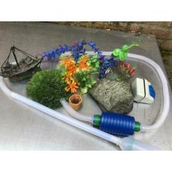 Aquarium met verlichting en accessoires op zwarte poot.