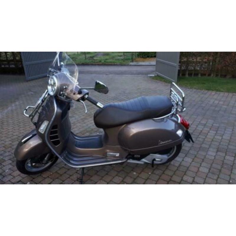 vespa GTS 125 cc Touring . 10/2017 Nieuwe staat !!!