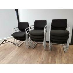 Zwarte vergaderstoelen