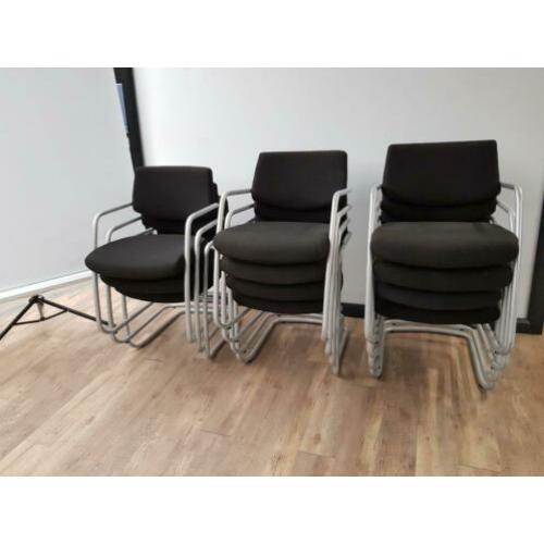 Zwarte vergaderstoelen