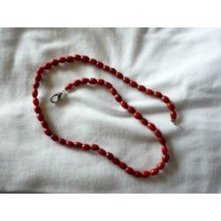 Prachtige vintage ketting in diep rode kleur