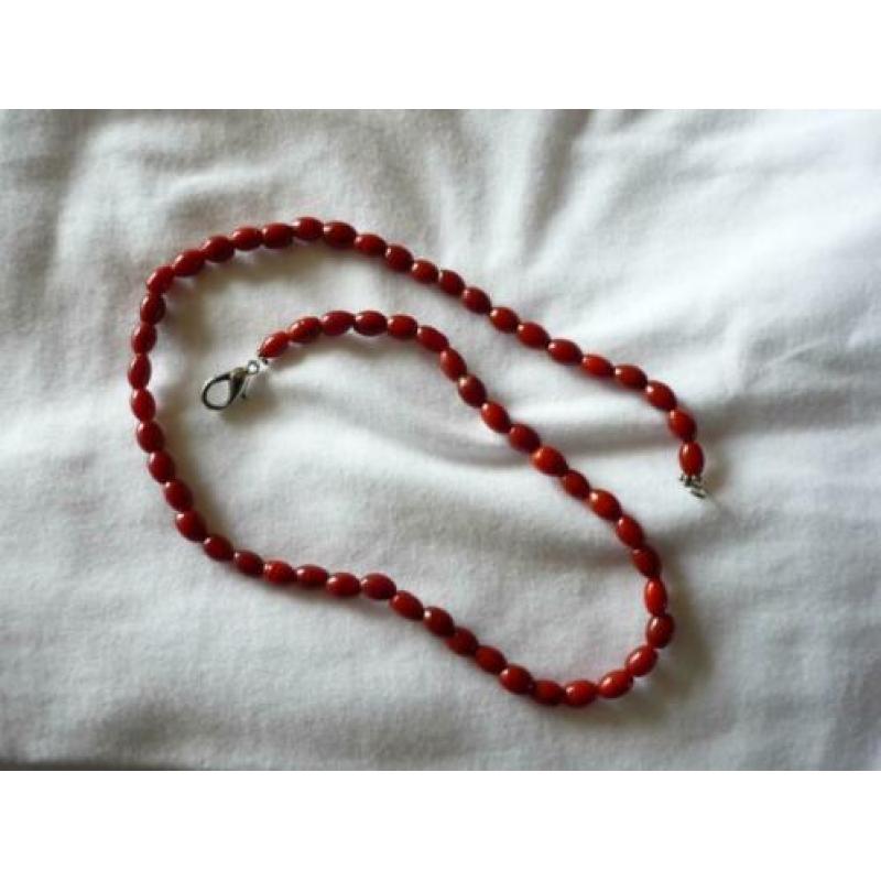 Prachtige vintage ketting in diep rode kleur