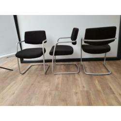 Zwarte vergaderstoelen