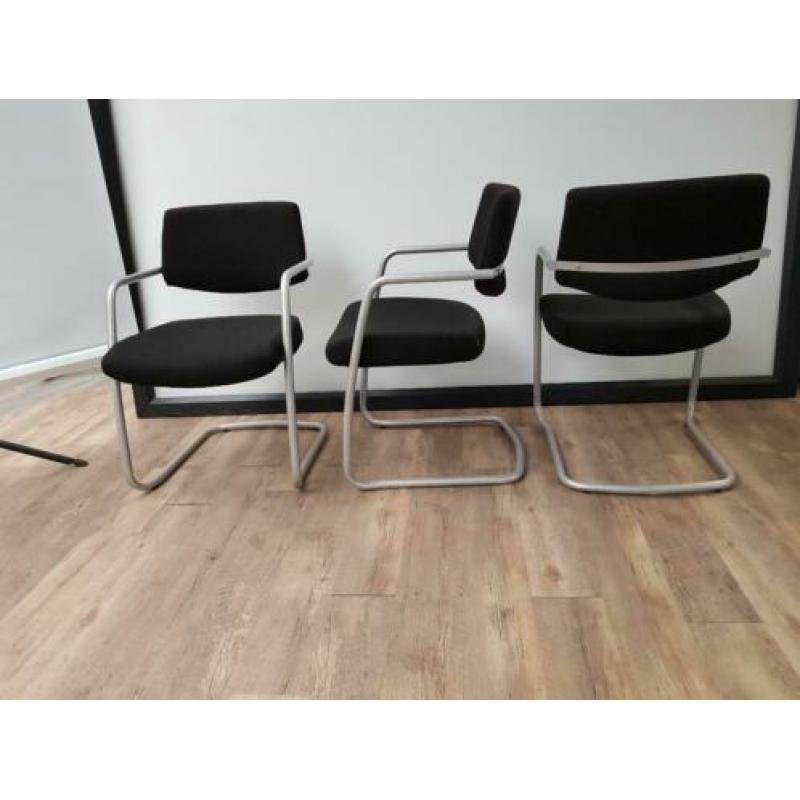 Zwarte vergaderstoelen