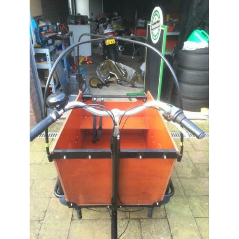 Babboe bakfiets met huif en regenhoes