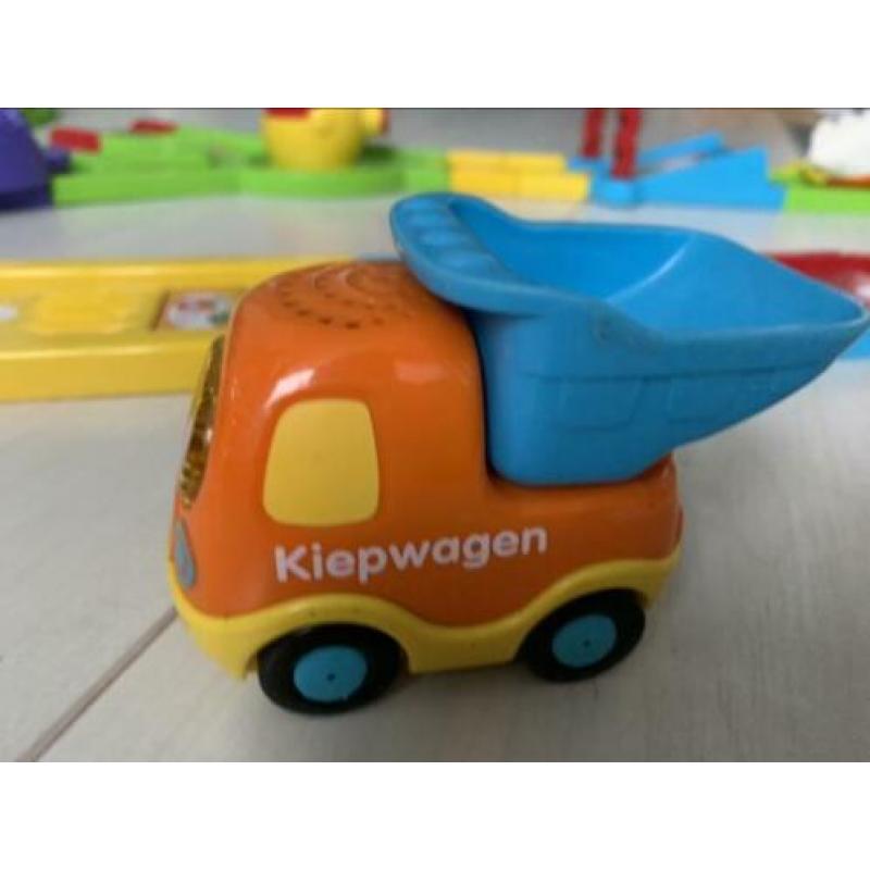 V-tech garage plus 2 uitbreidingssets met 5 auto’s.