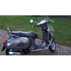 vespa GTS 125 cc Touring . 10/2017 Nieuwe staat !!!