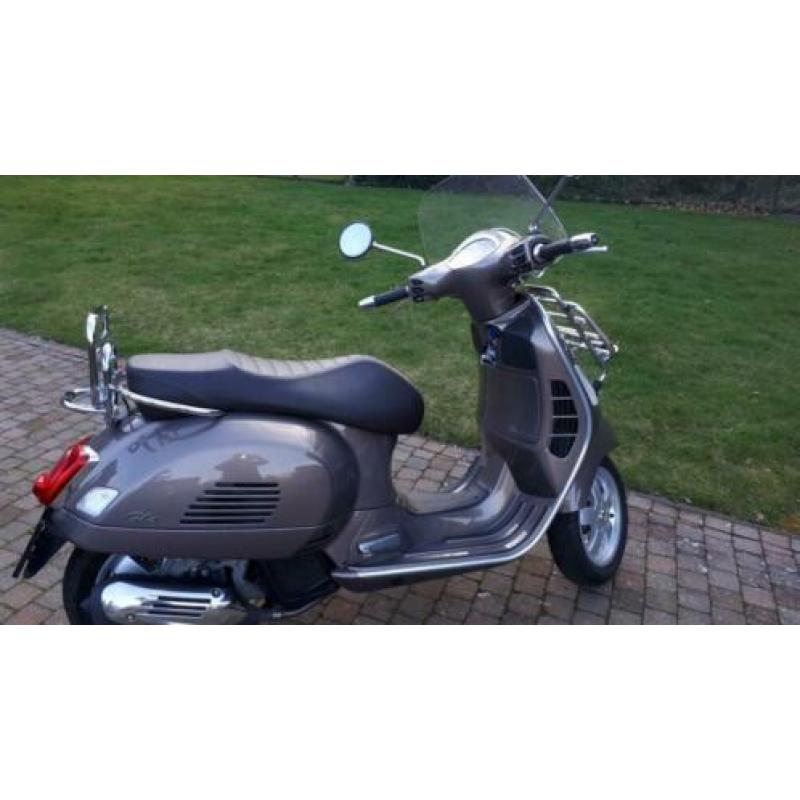 vespa GTS 125 cc Touring . 10/2017 Nieuwe staat !!!