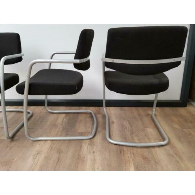 Zwarte vergaderstoelen