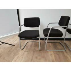 Zwarte vergaderstoelen