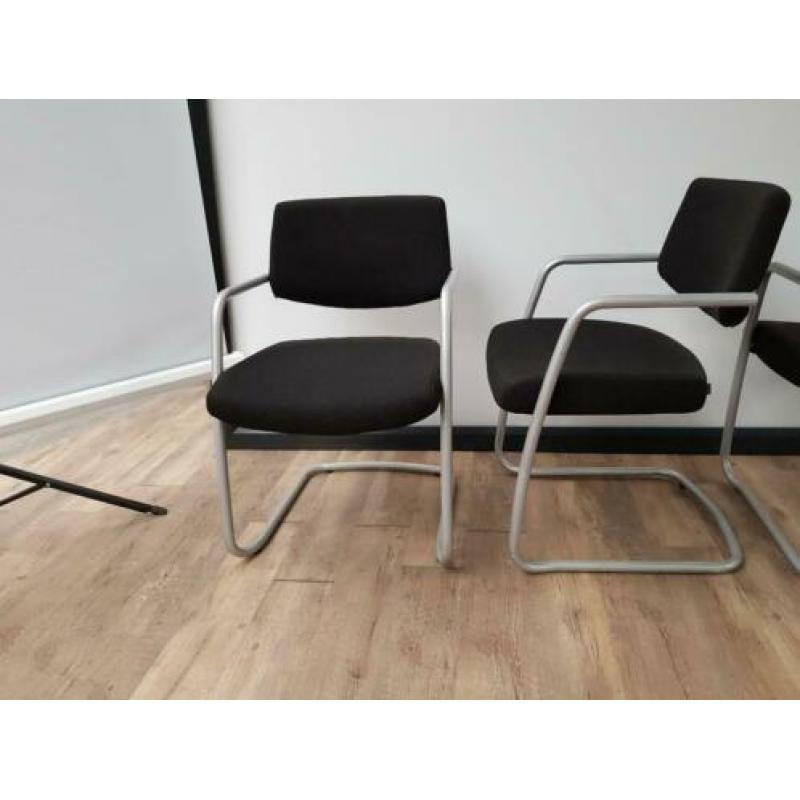 Zwarte vergaderstoelen