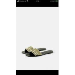 *IN NIEUWSTAAT* ZARA platte sandalen met SCHELPEN