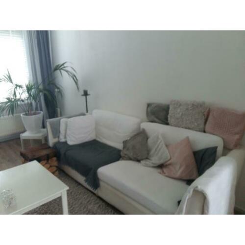 Mooie ruime comfortabele witte bank