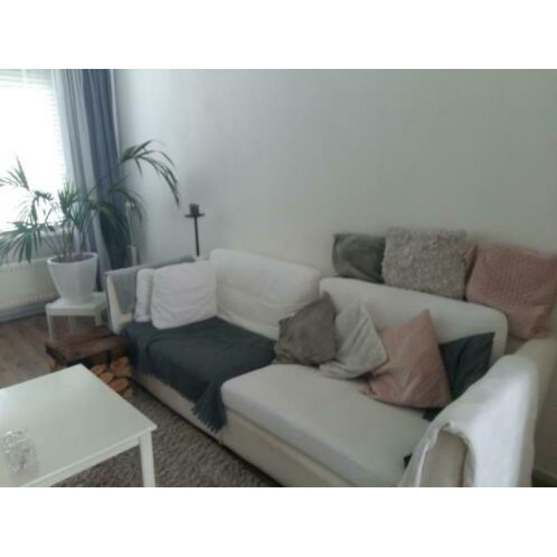 Mooie ruime comfortabele witte bank