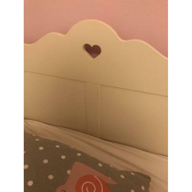 Erg mooi bed met hartje meisjeskamer in zeer nette staat!