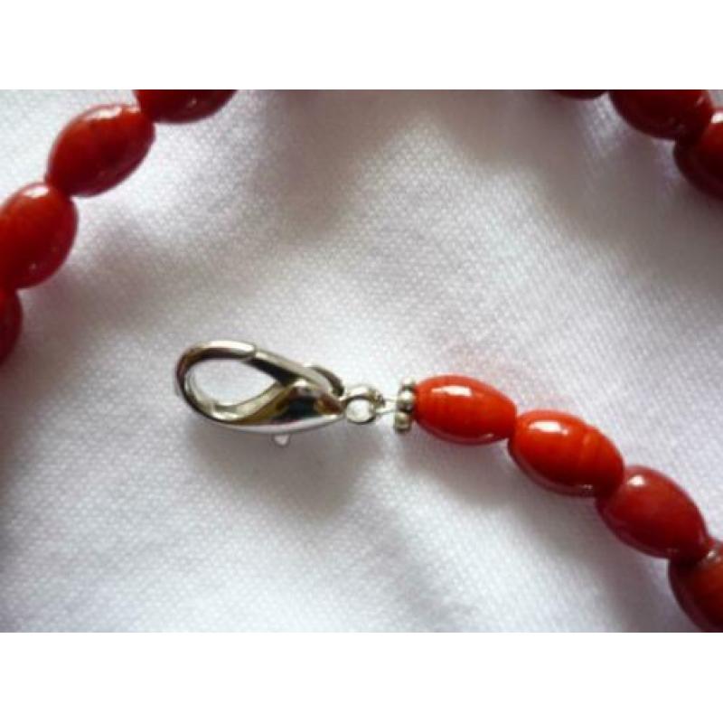 Prachtige vintage ketting in diep rode kleur