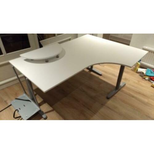 Hoekburo met accessoires voor pc scherm en desktop