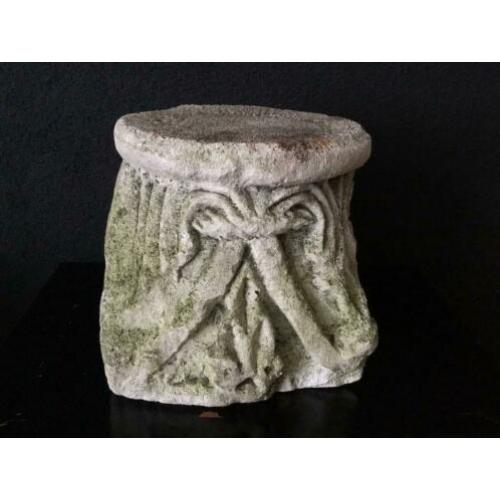 Oud decoratief zandstenen ornament