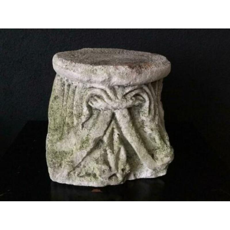 Oud decoratief zandstenen ornament