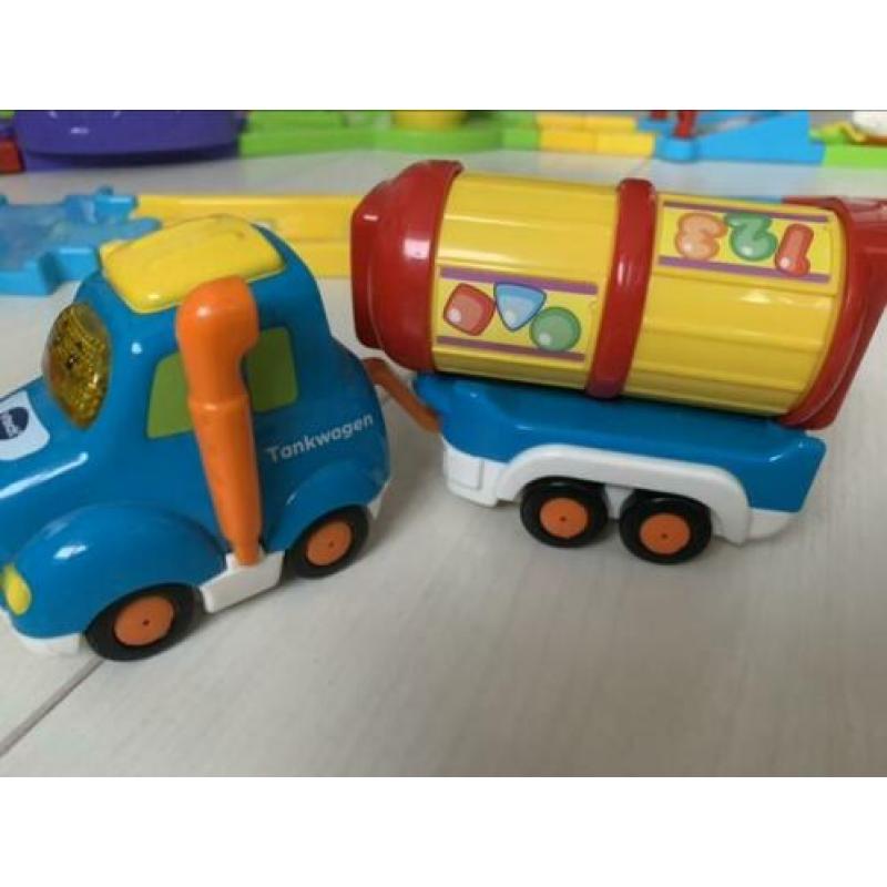 V-tech garage plus 2 uitbreidingssets met 5 auto’s.
