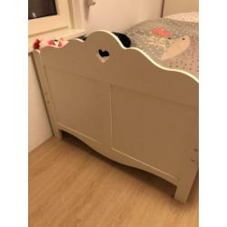 Erg mooi bed met hartje meisjeskamer in zeer nette staat!