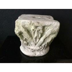 Oud decoratief zandstenen ornament