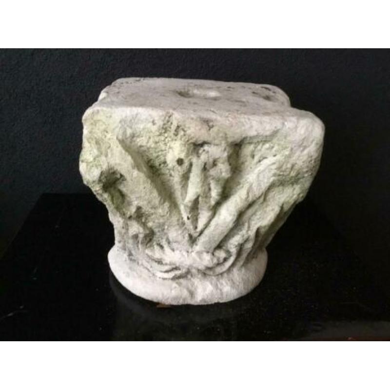 Oud decoratief zandstenen ornament