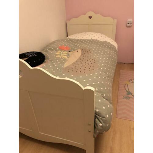 Erg mooi bed met hartje meisjeskamer in zeer nette staat!