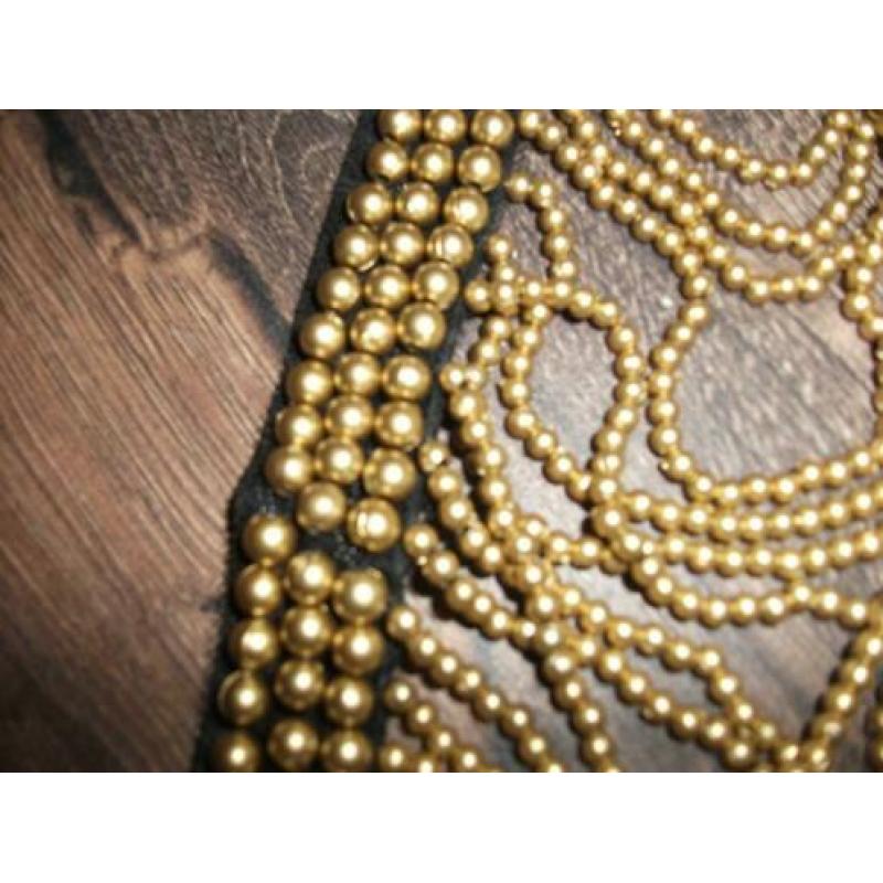 Aparte statement choker ketting met goudkleurige kralen