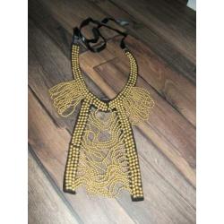 Aparte statement choker ketting met goudkleurige kralen