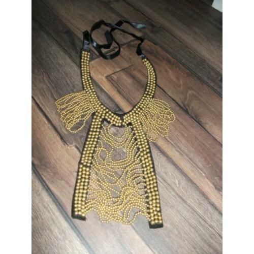 Aparte statement choker ketting met goudkleurige kralen