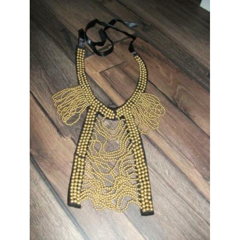 Aparte statement choker ketting met goudkleurige kralen