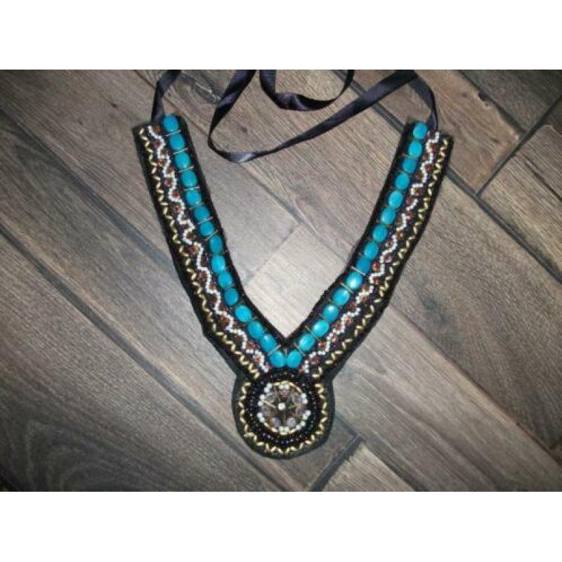 Choker statement ketting met turquoise kraaltjes