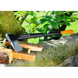 Fiskars x27 kloofbijl, kettingzaag , haardhout, voor €61.95