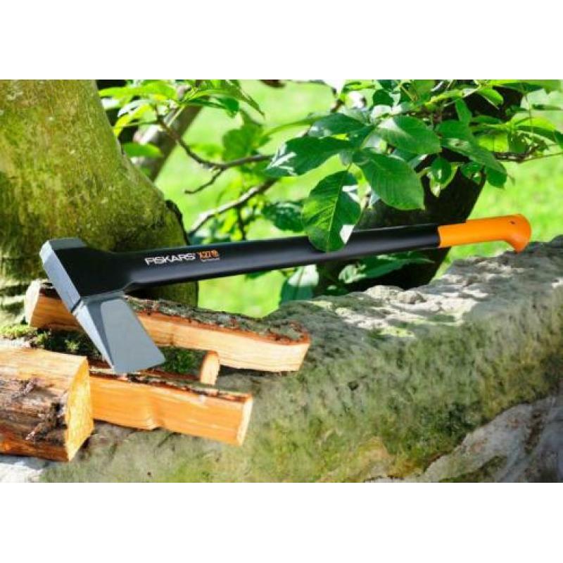 Fiskars x27 kloofbijl, kettingzaag , haardhout, voor €61.95