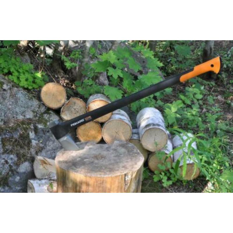 Fiskars x27 kloofbijl, kettingzaag , haardhout, voor €61.95