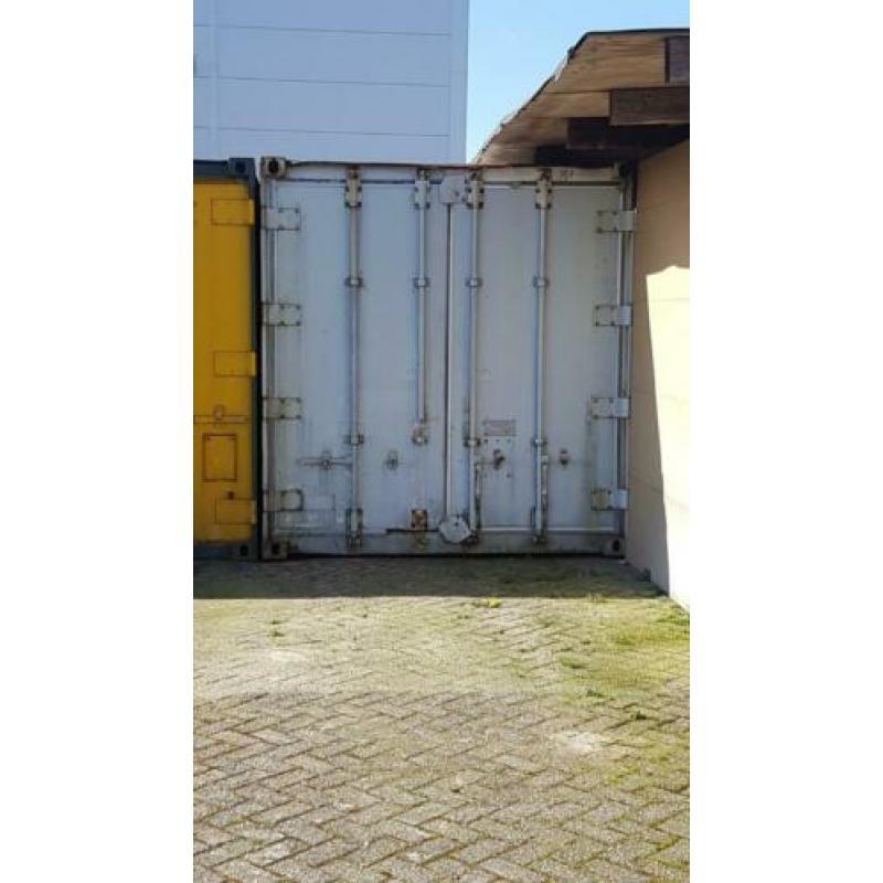 20" container op afgesloten bedrijfsterrein