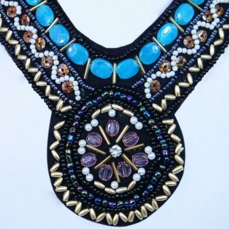 Choker statement ketting met turquoise kraaltjes