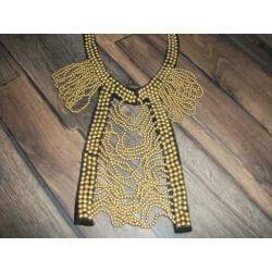Aparte statement choker ketting met goudkleurige kralen