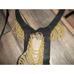 Aparte statement choker ketting met goudkleurige kralen
