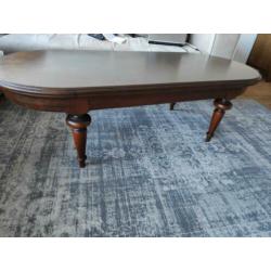 Klassieke houten tafel. Kleine beschadiging aan een poot.